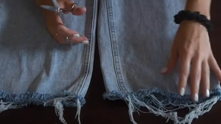 How to Fray Jeans with Scissors