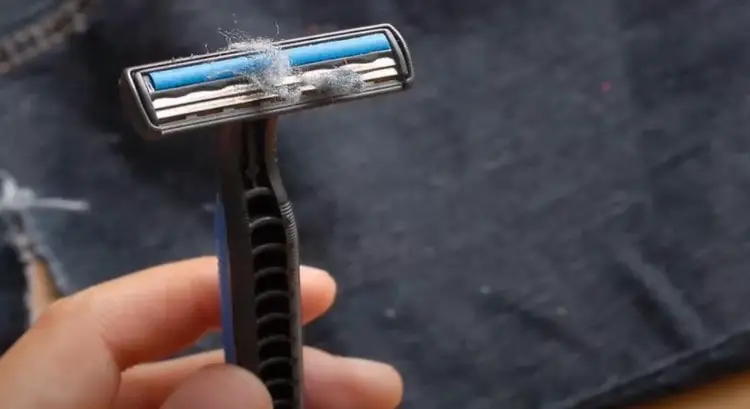 How to Fray Jeans with a Razor