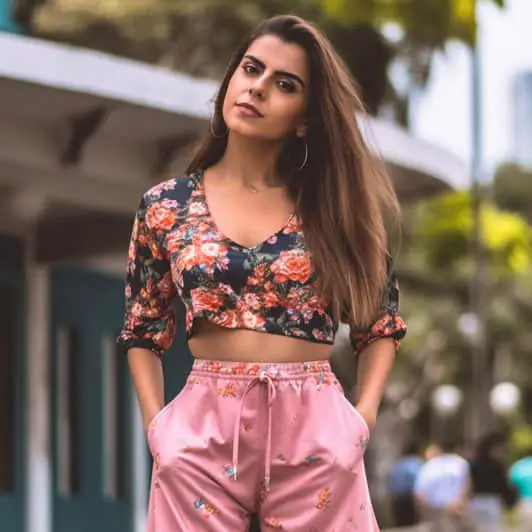 Outfit ideas for pink pants: Floral Cropped Top with Pink Pants